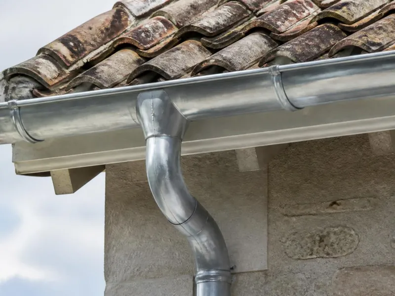 Gouttière et descente en zinc neuves sur une extension de maison à Étampes