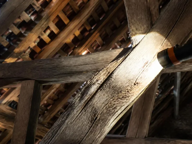 Contrôle d’une charpente ancienne en chêne vue depuis les combles d’une maison d’Étampes