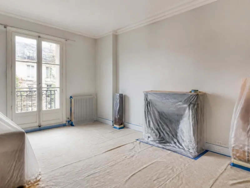 Protection des sols et masquage des menuiseries avant travaux de peinture dans un logement d’Arpajon