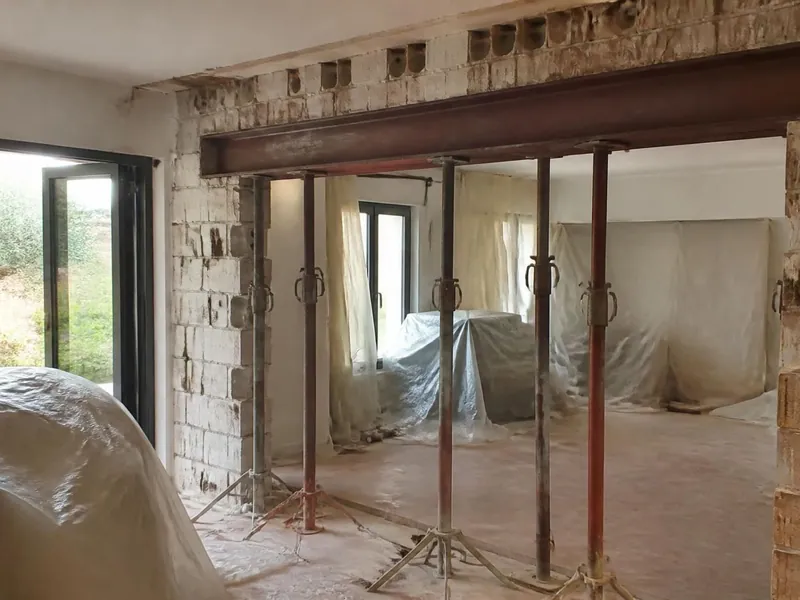 Ouverture créée dans un mur porteur avec poutre acier dans une maison d’Arpajon