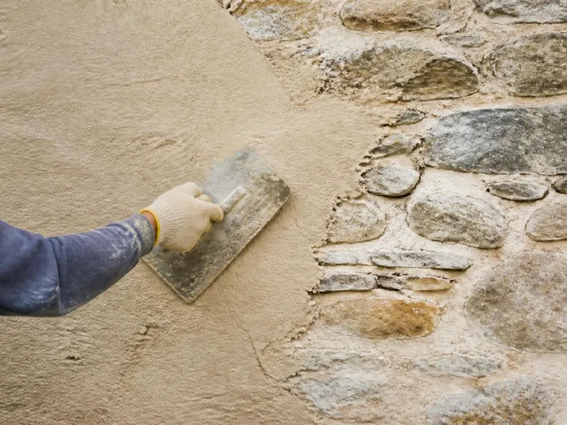 Enduit à la chaux posé à fleur de pierres sur un mur ancien de Dourdan